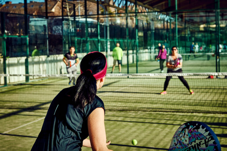 Mujer jugando al pádel